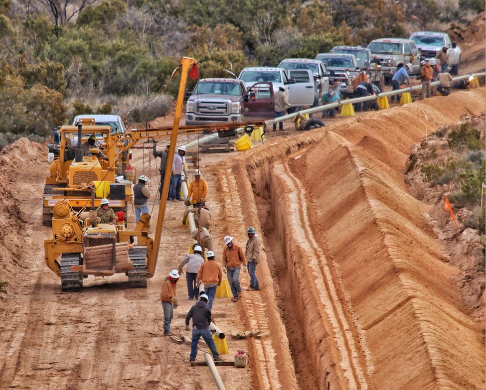 KES field crew and supervisors on-site during a pipeline construction job